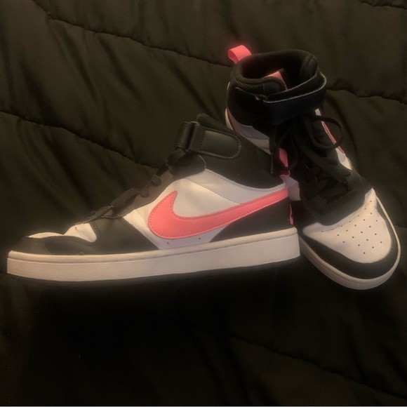 Nike Court Borough Mid 2 (Big Kids' Shoe) - 7Y - Picture 3 of 4